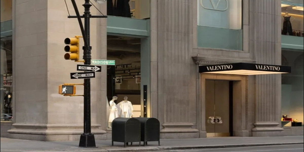 Valentino Outlet the red carpet in a strapless gown by